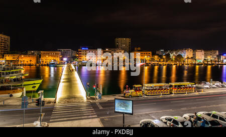 Città ponte (Gradski la maggior parte) di notte guardando dalla parte vecchia della città verso la città nuova. Zara, Dalmazia, Croazia Foto Stock