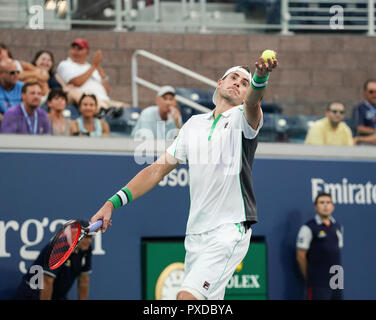 New York, NY - Agosto 29, 2018: John Isner NEGLI STATI UNITI D' AMERICA serve durante la US Open 2018 2° round match contro Nicolas Jarry del Cile a USTA Billie Jean King National Tennis Center Foto Stock