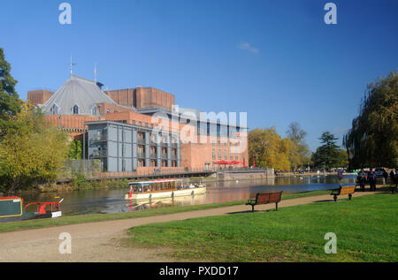 Una gita in barca sul fiume Avon passa il Royal Shakespeare Theatre di Stratford-upon-Avon, Warwickshire, Inghilterra Foto Stock