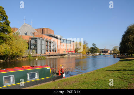 Il Fiume Avon e il Royal Shakespeare Theatre di Stratford-upon-Avon, Warwickshire, Inghilterra Foto Stock