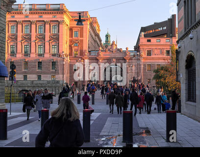 Persone che camminano verso il Palazzo del Parlamento in Svezia, Stoccolma Foto Stock