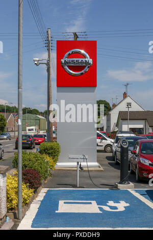 Una carica in auto su un punto di Nissan concessionaria nel Regno Unito. Foto Stock