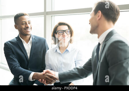 Allegro con successo i business manager stringono le mani Foto Stock