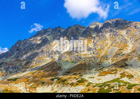 Escursionismo in Alti Tatra (Vysoke Tatry), Slovacchia. Sulla strada per Skok cascata (1789m) (slovacco: Vodopad Skok). Montare Satana (2421m) sul retro Foto Stock