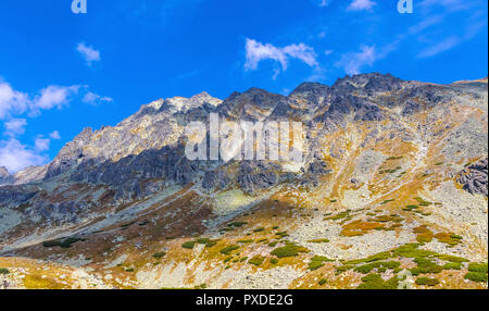 Escursionismo in Alti Tatra (Vysoke Tatry), Slovacchia. Sulla strada per Skok cascata (1789m) (slovacco: Vodopad Skok). Montare Satana (2421m) sul retro Foto Stock