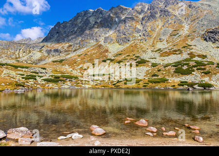 Escursionismo in Alti Tatra (Vysoke Tatry), Slovacchia. Laghetto su Skok cascata (slovacco: Pleso nad Skokom) (1801m). Montare Satana (2421m) sul retro Foto Stock