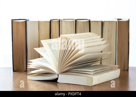 Fila di vecchi libri libro aperto sul davanti. Foto Stock