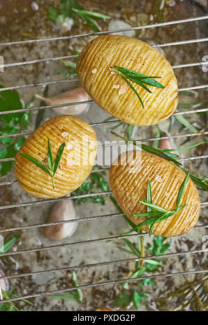 Pane appena sfornato Hasselback patate con erbe e aglio Foto Stock