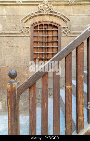 Scala con balaustra in legno che conduce a Zeinab Khatoun casa storica, Darb Al-Ahmar distretto, vecchio Cairo, Egitto Foto Stock