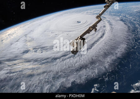 Vista dalla stazione spaziale internazionale dell'uragano Florence man mano che ci si avvicina alla costa della Carolina del Nord vicino a Wrightsville Beach, 12 settembre 2018 in orbita intorno alla terra. Firenze, una categoria 4 storm, indebolita come ha colpito la costa tra il sud e il nord Carolina ma si prevede di portare enormi inondazioni e distruzione del Carolinas. Foto Stock