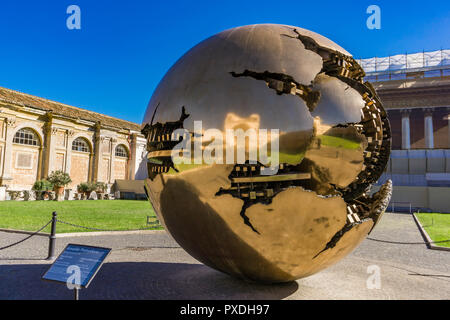 Vaticano - Il mese di settembre 25, 2018: Sfera sfera statua a musei vaticani. Esso è il più grande complesso museale del mondo con oltre 1000 musei e gal Foto Stock