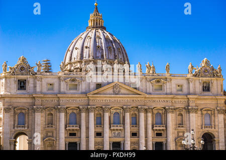 Vaticano - Il mese di settembre 25, 2018: dettaglio della Basilica di San Pietro in Vaticano. È il più grande del mondo la chiesa edificio. Foto Stock