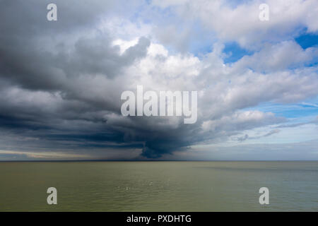 Dark nuvole Sstorm nell'estuario del Tamigi al largo della costa della Birchington in Thanet, Kent, Regno Unito. Foto Stock