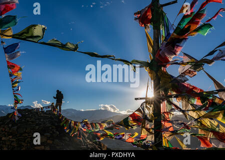 Silhouette di uomo che guarda il tramonto a Namgyal Tsemo Gompa, Leh, Ladakh, India Foto Stock