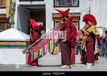 Monaci buddisti che suonano strumenti tradizionali, tempio Ladakh Jo Khang, Leh, Ladakh, India Foto Stock