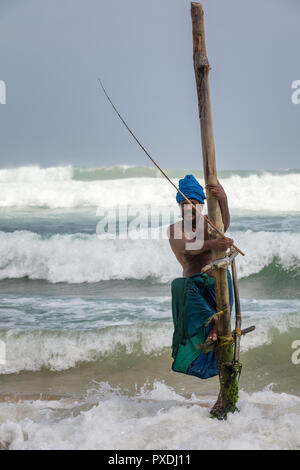 Stilt fisherman, Weligama, Matara District, sud della provincia, Sri Lanka Foto Stock