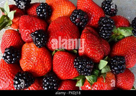Colorati misti frutta bacche fragole e more Closeup Foto Stock