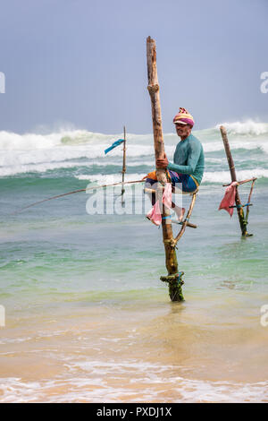 Stilt fisherman, Weligama, Matara District, sud della provincia, Sri Lanka Foto Stock