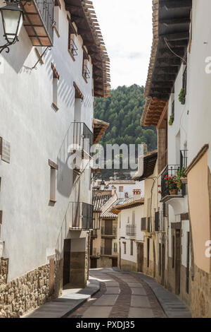 Vista di una strada di Rubielos De Mora, cittadina turistica in provincia di Castellón, Spagna Foto Stock