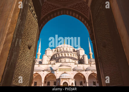 Vecchia e bellissima Sultan Ahmed moschea (Moschea Blu) Ottomano moschea imperiale si trova a Istanbul, in Turchia. Cielo blu in background. Foto Stock