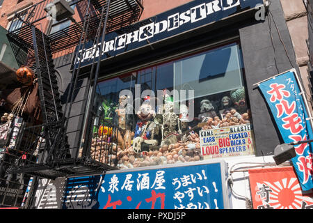 Ricerca e distruggere la vetrina di un negozio di San Marco's Place, New York, Stati Uniti d'America Foto Stock