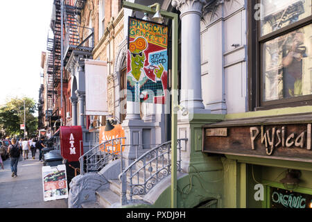 Colorati Graffiti fisica tea shop segno, East Greenwich Village, NYC Foto Stock