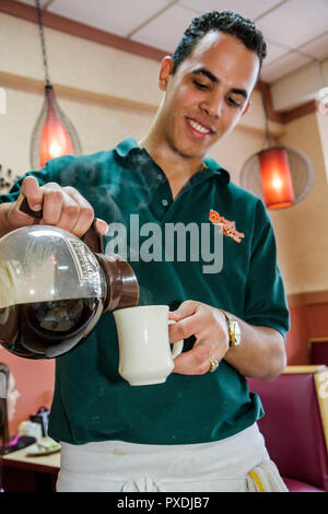Miami Florida, Coral Gables, Bagel Emporium & Grille, ristorante ristoranti cibo pranzo caffè caffè, deli, ispanico uomo etnico uomini maschio adulti, caffè Foto Stock