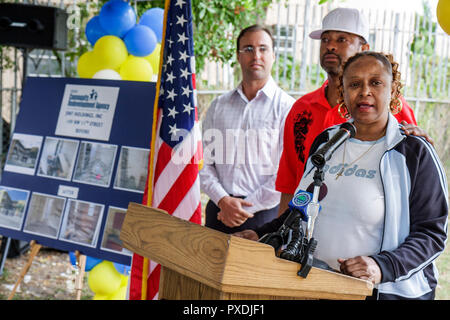 Miami Florida,Overtown,Agenzia di riqualificazione della Comunità,riabilitato la cerimonia di taglio del nastro di alloggiamento acquistabile,africani neri,donna ispanica f Foto Stock