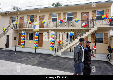 Miami Florida,Overtown,Agenzia di riqualificazione della Comunità,riabilitato la cerimonia di taglio del nastro di alloggiamento acquistabile,restauro di quartiere,reddito basso,imp Foto Stock