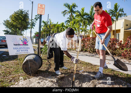 Miami Florida,Liberty City,Piazza,alloggi pubblici,quartiere,Hands on HANDSON Miami,volontari volontari volontari volontari lavoratori del lavoro,Tog di lavoro Foto Stock