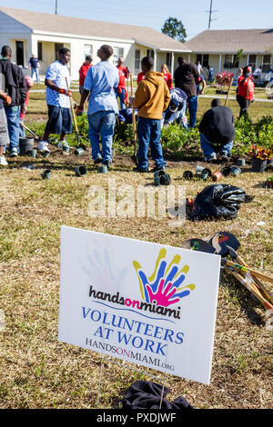 Miami Florida,Liberty City,Piazza,alloggi pubblici,quartiere,Hands on HANDSON Miami,volontari volontari volontari volontari lavoratori del lavoro,Tog di lavoro Foto Stock