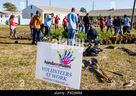 Miami Florida,Liberty City,Piazza,alloggi pubblici,quartiere,Hands on HANDSON Miami,volontari volontari volontari volontari lavoratori del lavoro,Tog di lavoro Foto Stock