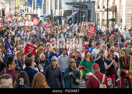 Rimanere campagna dimostranti presso il voto popolare Marzo, chiedendo un voto finale sul Brexit trattare,migliaia hanno marciato attraverso il centro di Londra di essere ascoltato. Foto Stock