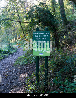 Gentile avviso avviso per prendere il cane pasticcio e lettiere home da Brock Valley natura a piedi con le persone sul percorso . Brock Mill Preston Inghilterra LANCASHIRE REGNO UNITO Foto Stock
