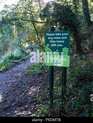 Gentile avviso avviso per prendere il cane pasticcio e lettiere home da Brock Valley natura a piedi con le persone sul percorso . Brock Mill Preston Inghilterra LANCASHIRE REGNO UNITO Foto Stock