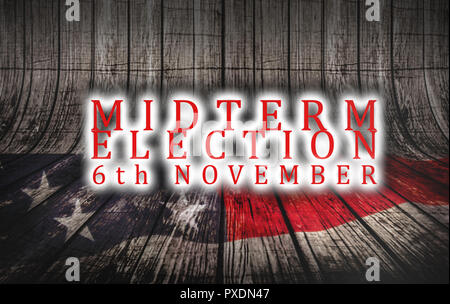 Il giorno delle elezioni del 6 novembre 2018 con noi bandiera americana sul concetto di legno sfondo Foto Stock