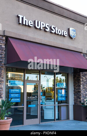 Cartello UPS Storefront a Orange County, California, USA. La più grande azienda al mondo per la consegna dei pacchi. Foto Stock