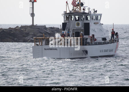 US Coast Guard cutter in uscita attraverso il canale dalla stazione della guardia costiera in Newport Beach harbor , California , Stati Uniti Foto Stock