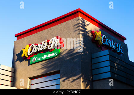 Carl's Jr Carl's junior un ristorante fast food segno su una parete di un edificio in Santa Ana, California, Stati Uniti d'America Foto Stock