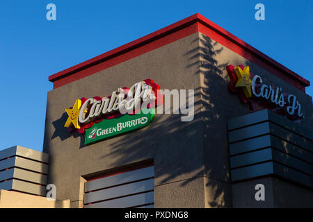 Carl's Jr Carl's junior un ristorante fast food segno su una parete di un edificio in Santa Ana, California, Stati Uniti d'America Foto Stock