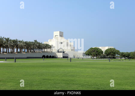 Doha / Qatar - Ottobre 10, 2018: la forma distintiva del Museo di Arte Islamica in Qatar, progettato dall'architetto io m. Pei. Foto Stock