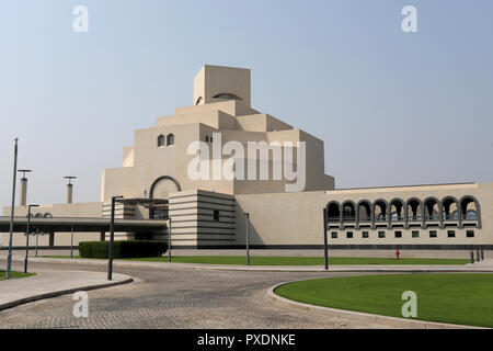 Doha / Qatar - Ottobre 10, 2018: la forma distintiva del Museo di Arte Islamica in Qatar, progettato dall'architetto io m. Pei. Foto Stock