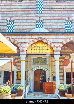 Facciata principale dell'Ayasofya Hurrem Sultan Hamam a luce diurna. Vista da Sultanahmet Park. Istanbul, Turchia. Foto Stock