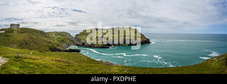 Il leggendario Re Artù rovine del castello e la spettacolare costa di Tintagel, Cornwall, Regno Unito il 13 maggio 2015 Foto Stock