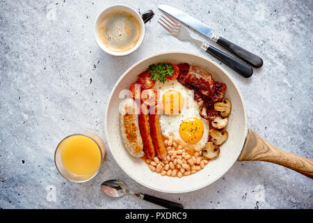 La completa prima colazione inglese è servita in una padella Foto Stock