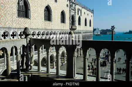 Vista di Piazza San Marco a Venezia da sopra il piano superiore della chiesa di San Marco all'interno del quadrato. Foto Stock