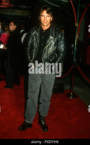 HOLLYWOOD, CA - novembre 10: Attore Richard Dean Anderson assiste la Columbia Pictures "Bram Stoker Dracula dell' Premiere il 10 novembre 1992 presso il Teatro Cinese di Mann in Hollywood, la California. Foto di Barry re/Alamy Stock Photo Foto Stock