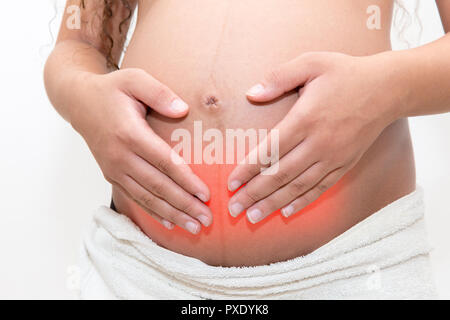 Donna incinta con mal di stomaco mantiene la sua pancia nel dolore. Dolore addominale durante la gravidanza. Foto Stock