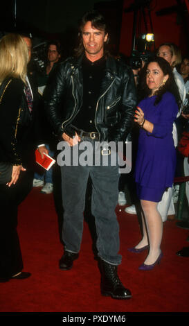 HOLLYWOOD, CA - novembre 10: Attore Richard Dean Anderson assiste la Columbia Pictures "Bram Stoker Dracula dell' Premiere il 10 novembre 1992 presso il Teatro Cinese di Mann in Hollywood, la California. Foto di Barry re/Alamy Stock Photo Foto Stock