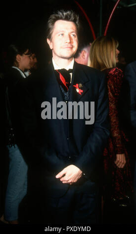 HOLLYWOOD, CA - novembre 10: attore Gary Oldman assiste la Columbia Pictures "Bram Stoker Dracula dell' Premiere il 10 novembre 1992 presso il Teatro Cinese di Mann in Hollywood, la California. Foto di Barry re/Alamy Stock Photo Foto Stock